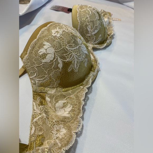 VS bras worn once or new, one is with tags the rest are without tags. - Picture 6 of 7